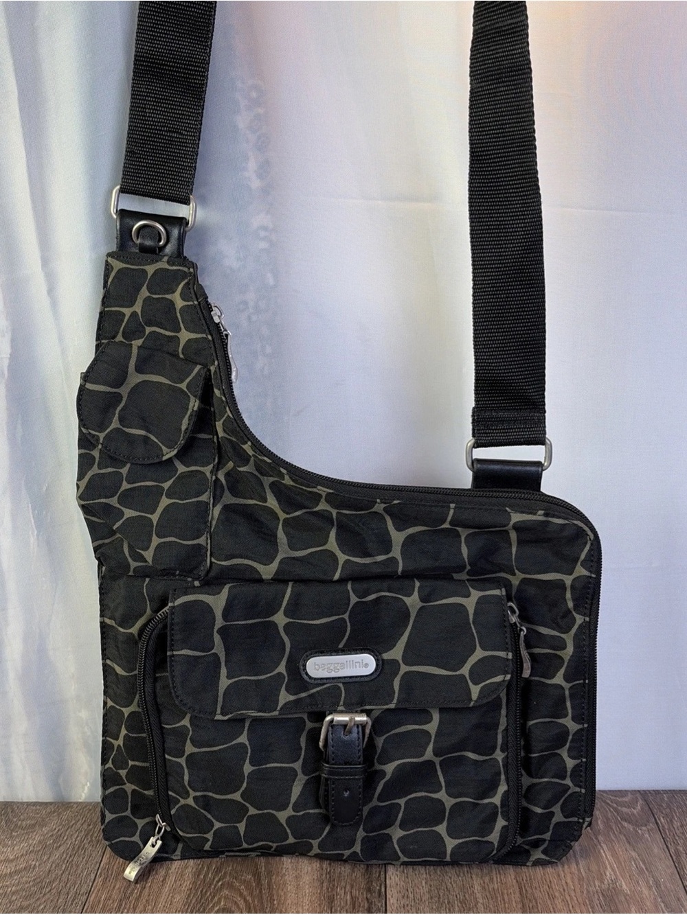Baggallini Crossbody Sling Olive Green & Black Giraffe Print Organizer Bag Nylon